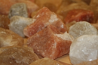 Salzbrocken mit Salzkristallen